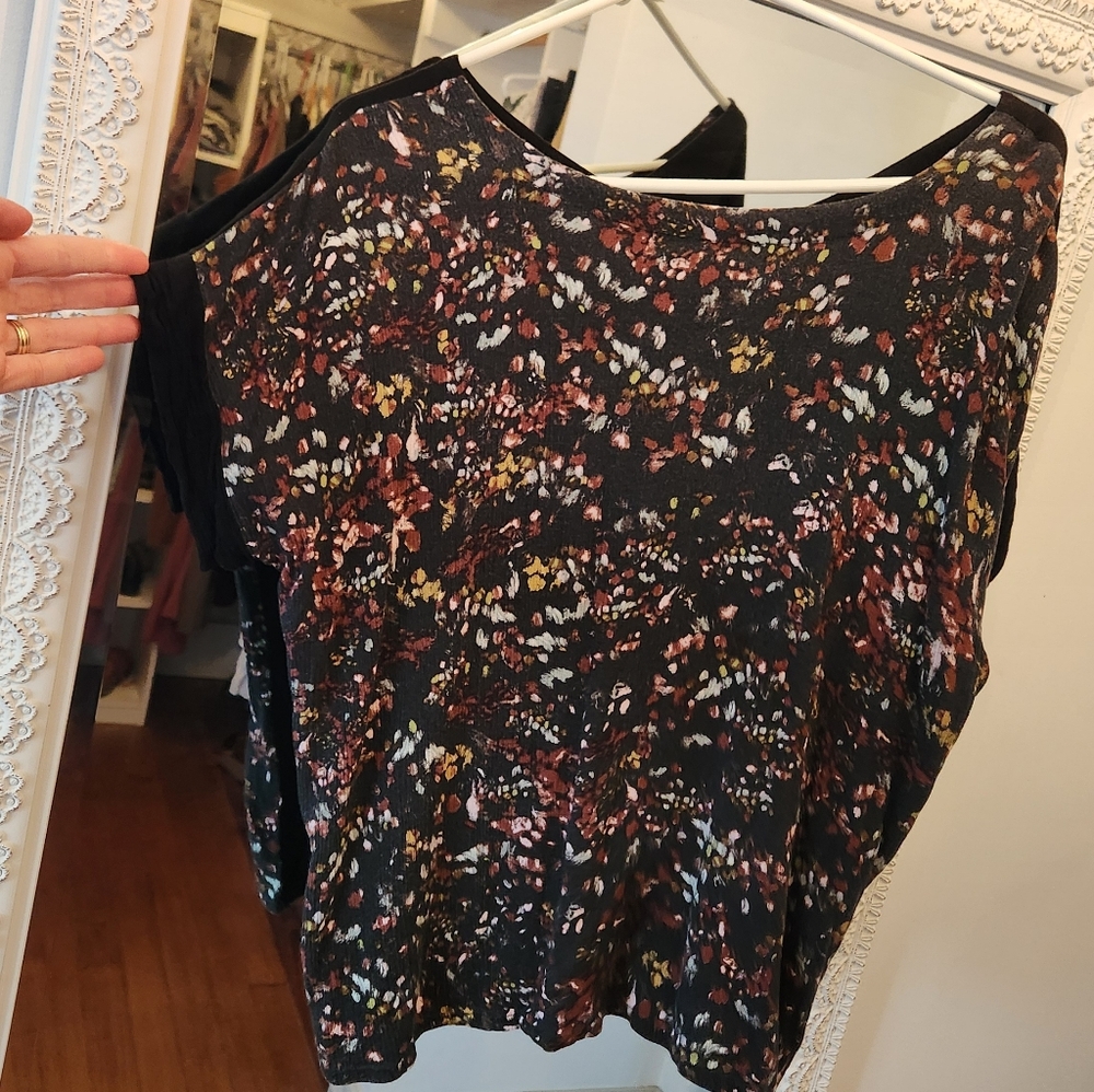 Sseko Black Short Sleeve Print Reversible Top